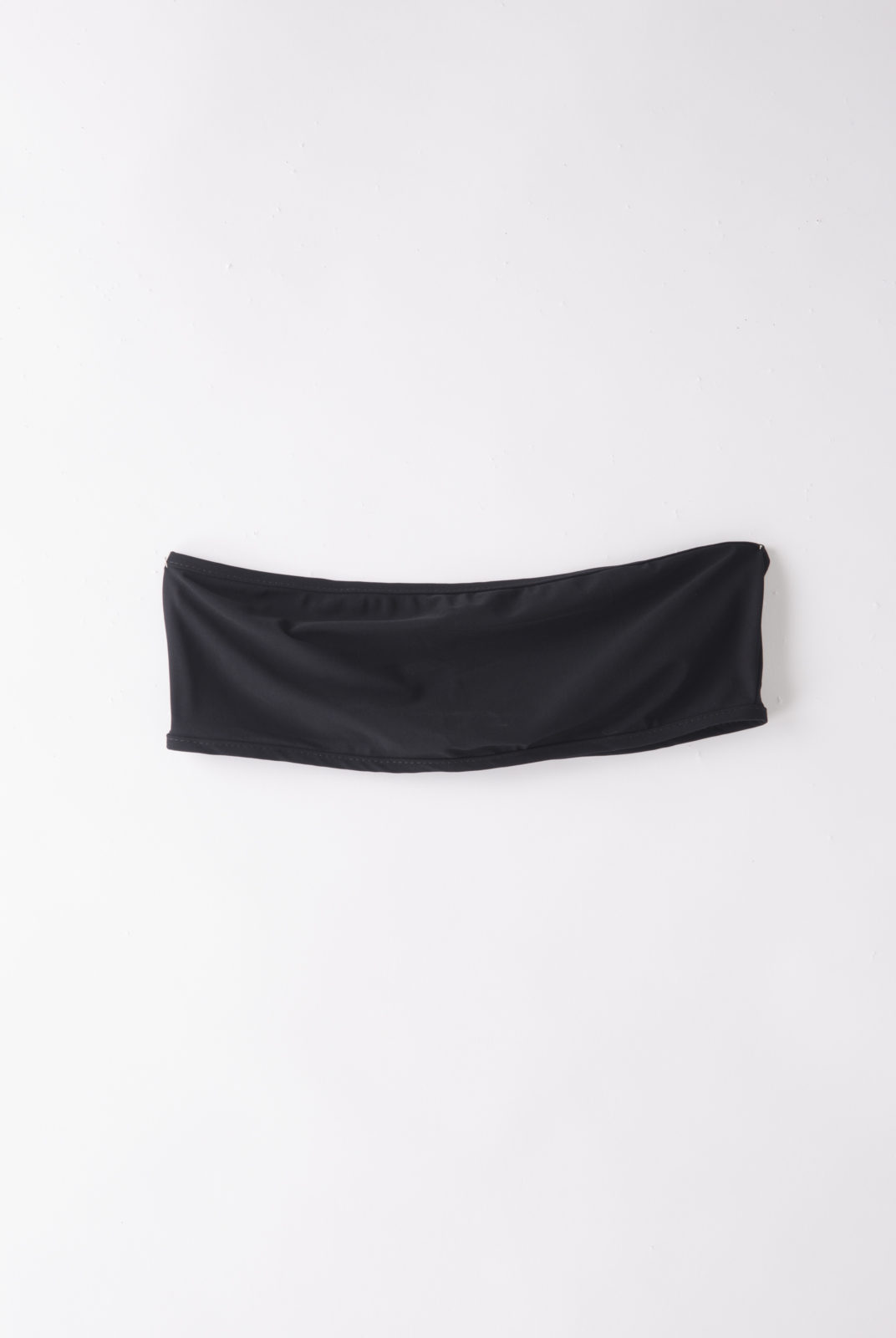 Jupe Lauren réalisée en dentelle de coton mélangé. Coupe droite ajustée. Fente à l'arrière. Fermée par un zop et deux boutons pressions sur le côté.