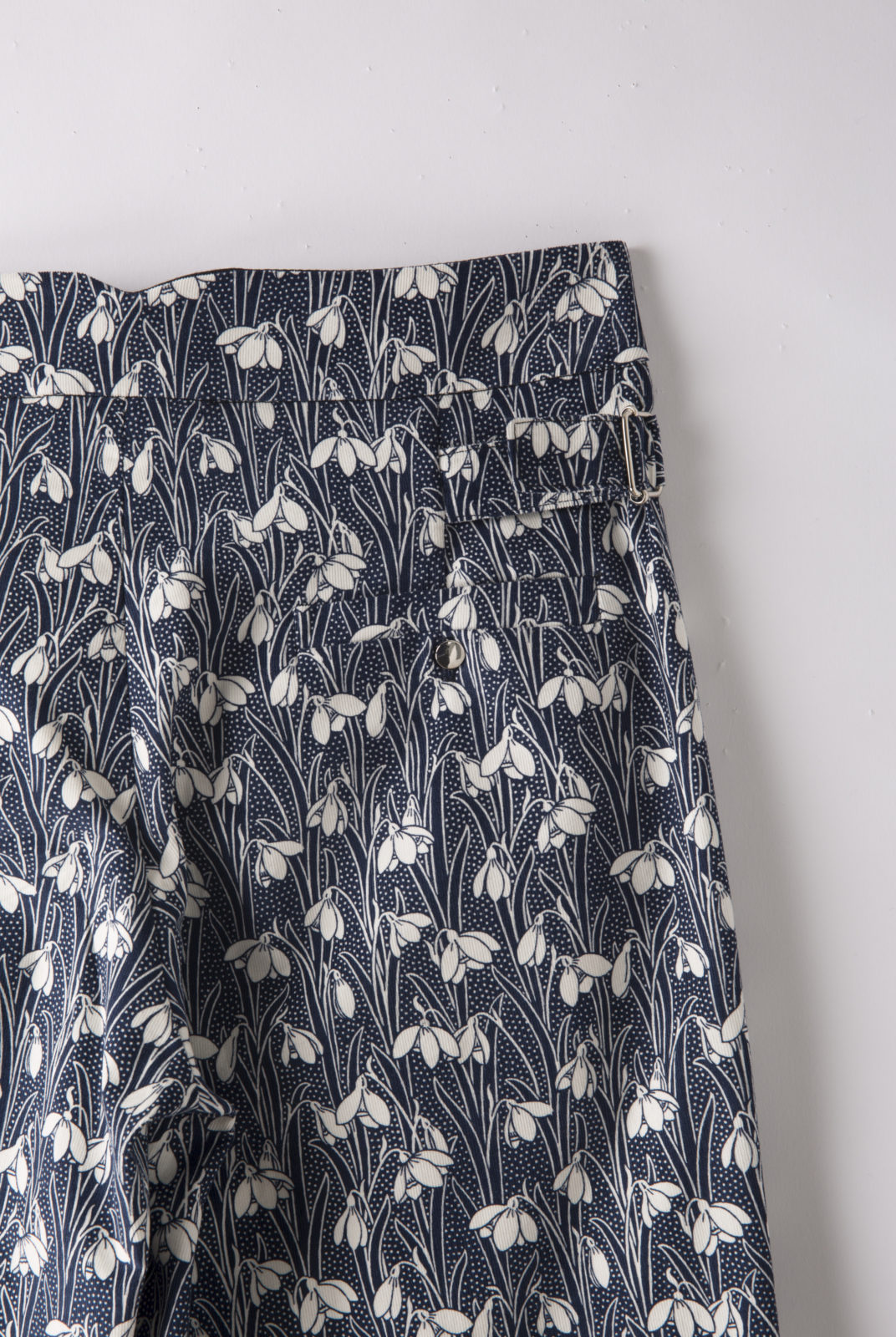 pantalon arazzo charles bleu marine en coton léger imprimé Liberty, roseanna