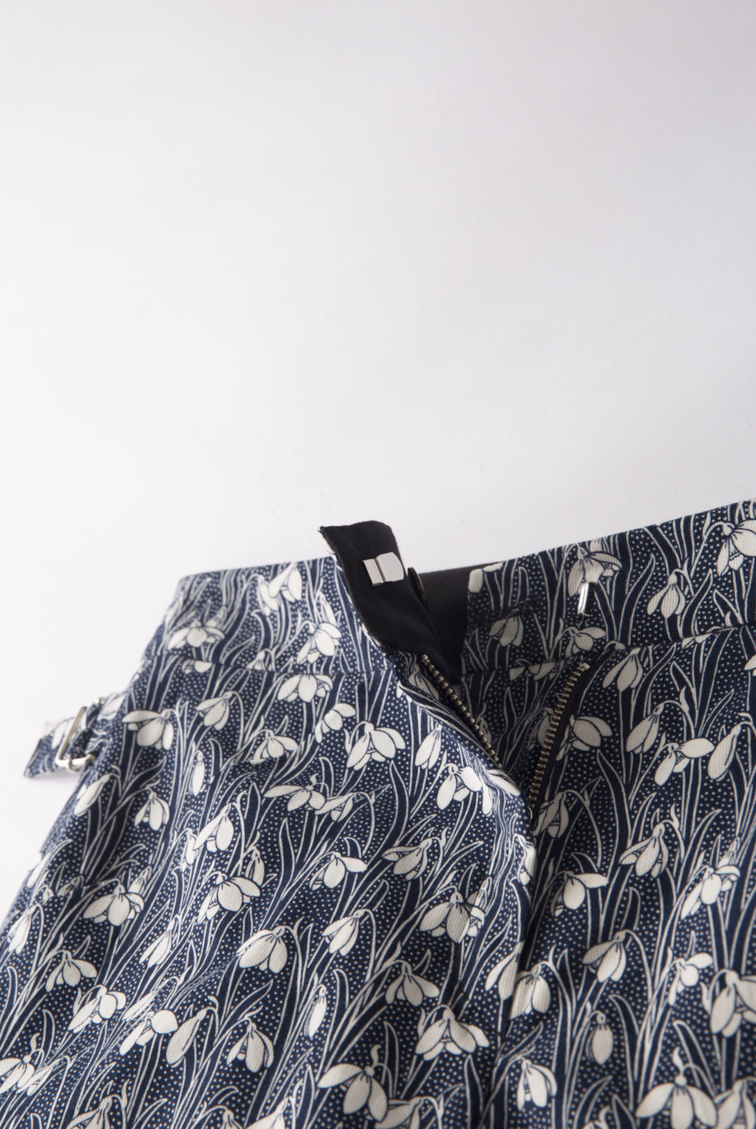 pantalon arazzo charles bleu marine en coton léger imprimé Liberty, roseanna