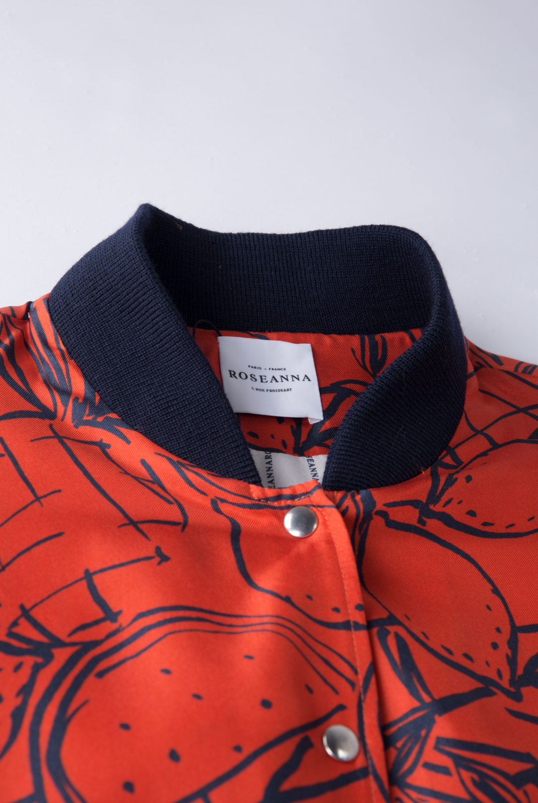 Veste frutta camp rouge en twill de soie, à imprimé fruité, fermeture boutons pression, roseanna