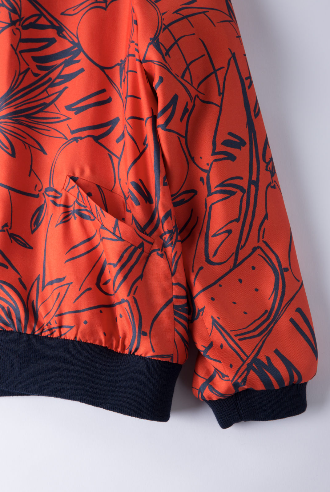 Veste frutta camp rouge en twill de soie, à imprimé fruité, fermeture boutons pression, roseanna