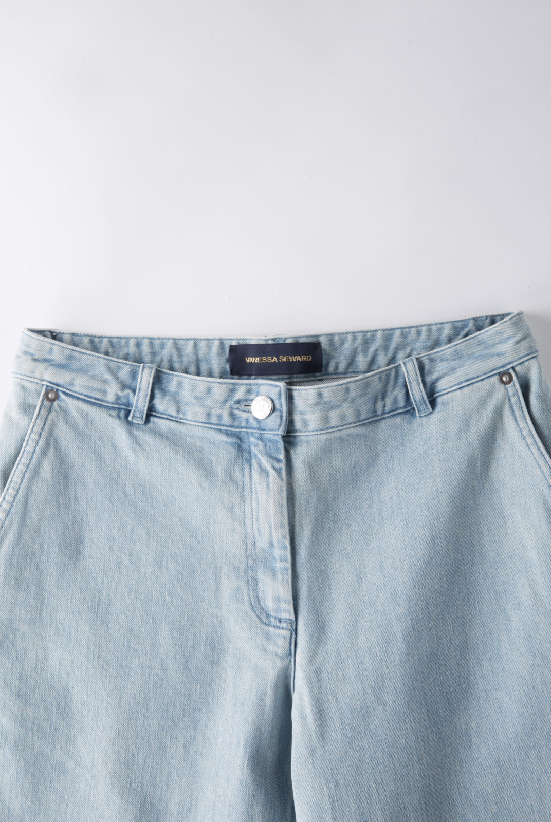 Jean frantz indigo délavé, coupe longue et tube, vanessa seward