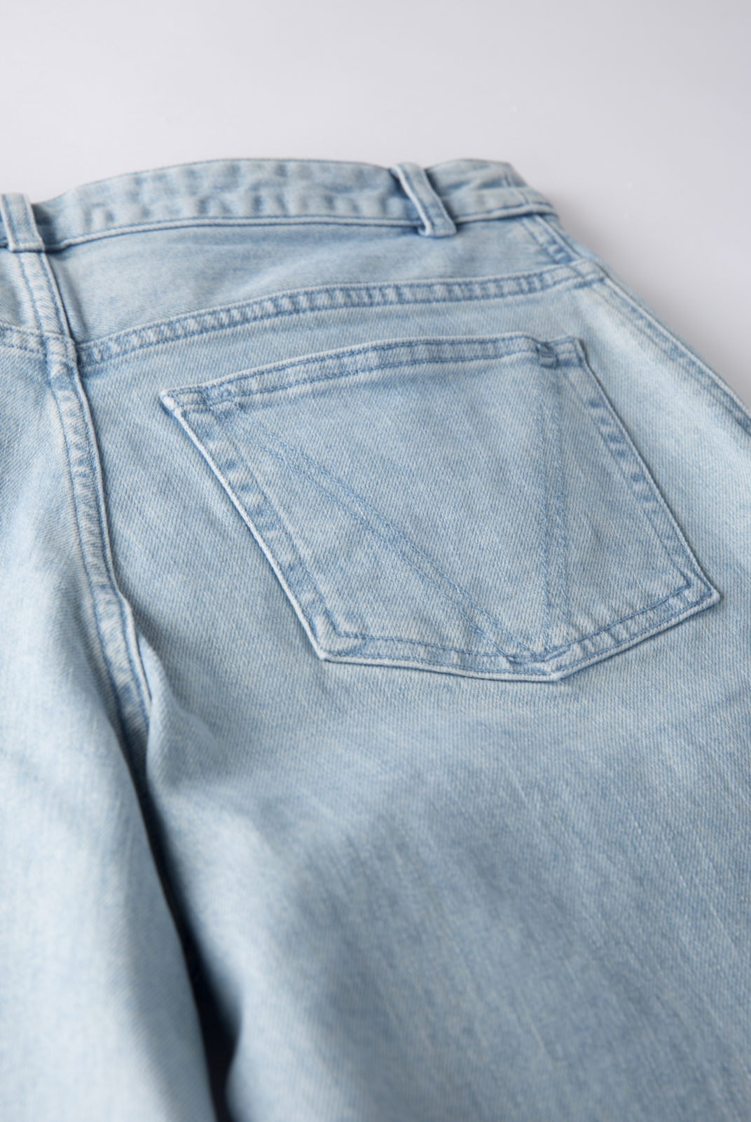 Jean frantz indigo délavé, coupe longue et tube, vanessa seward