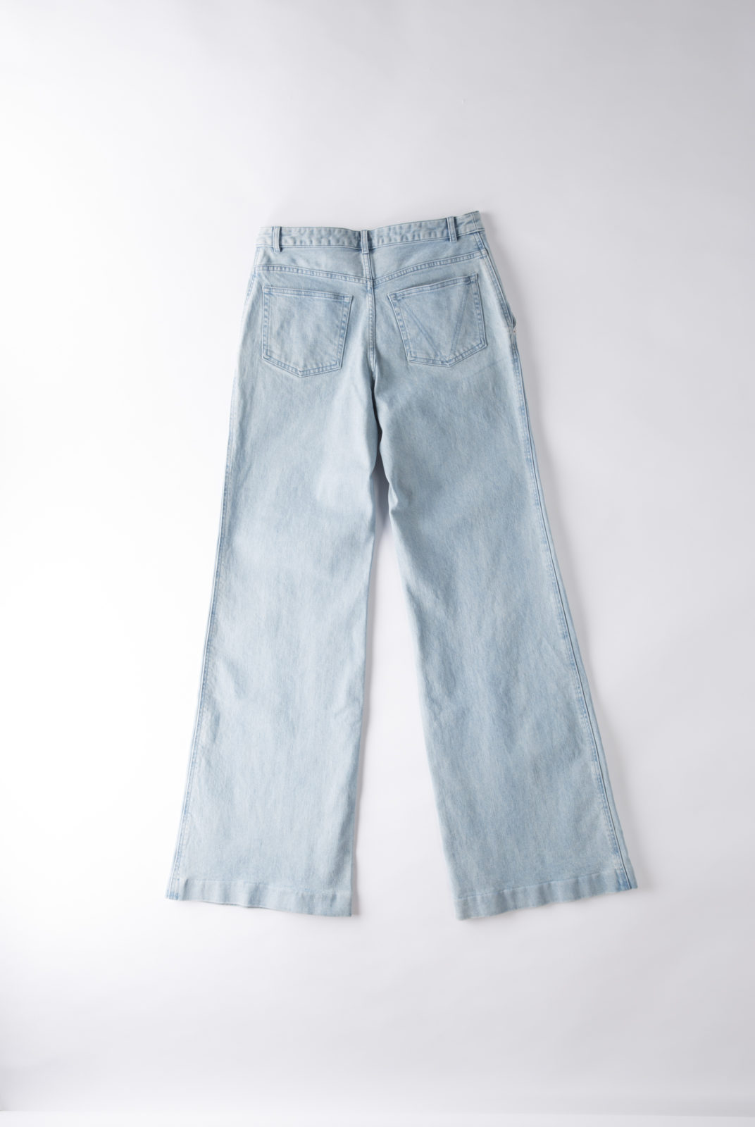 Jean frantz indigo délavé, coupe longue et tube, vanessa seward