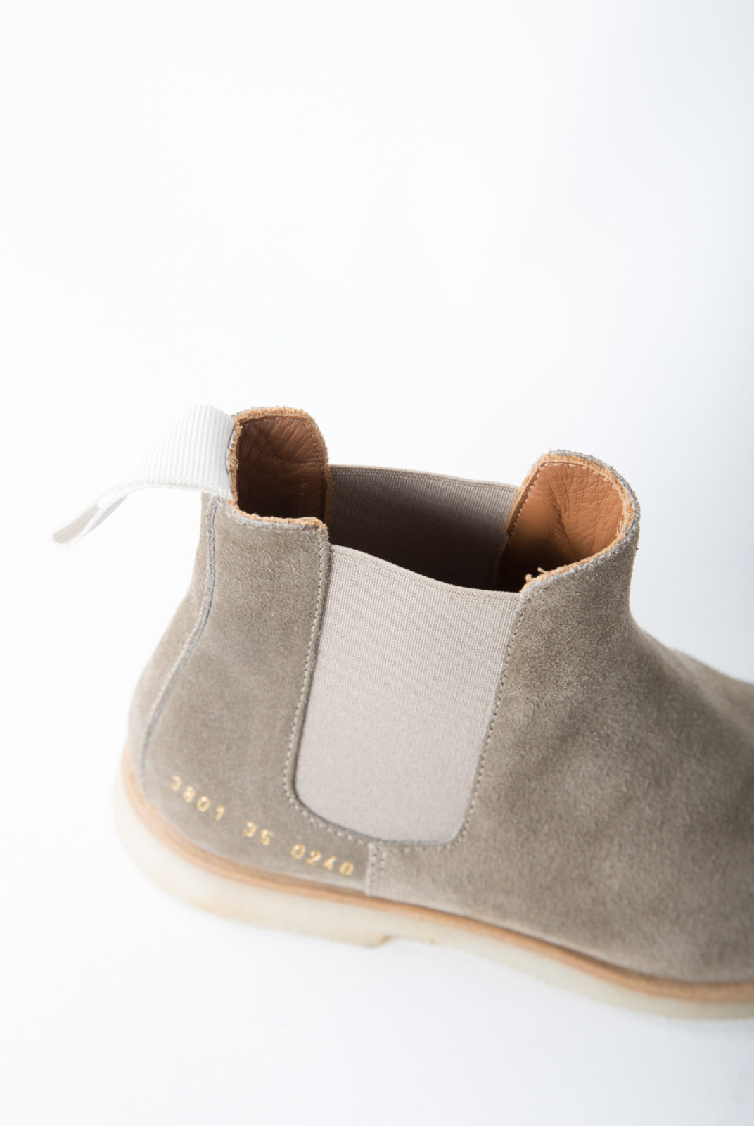 chelsea boots, tan, daim, semelle caoutchouc, signature doré, common projects