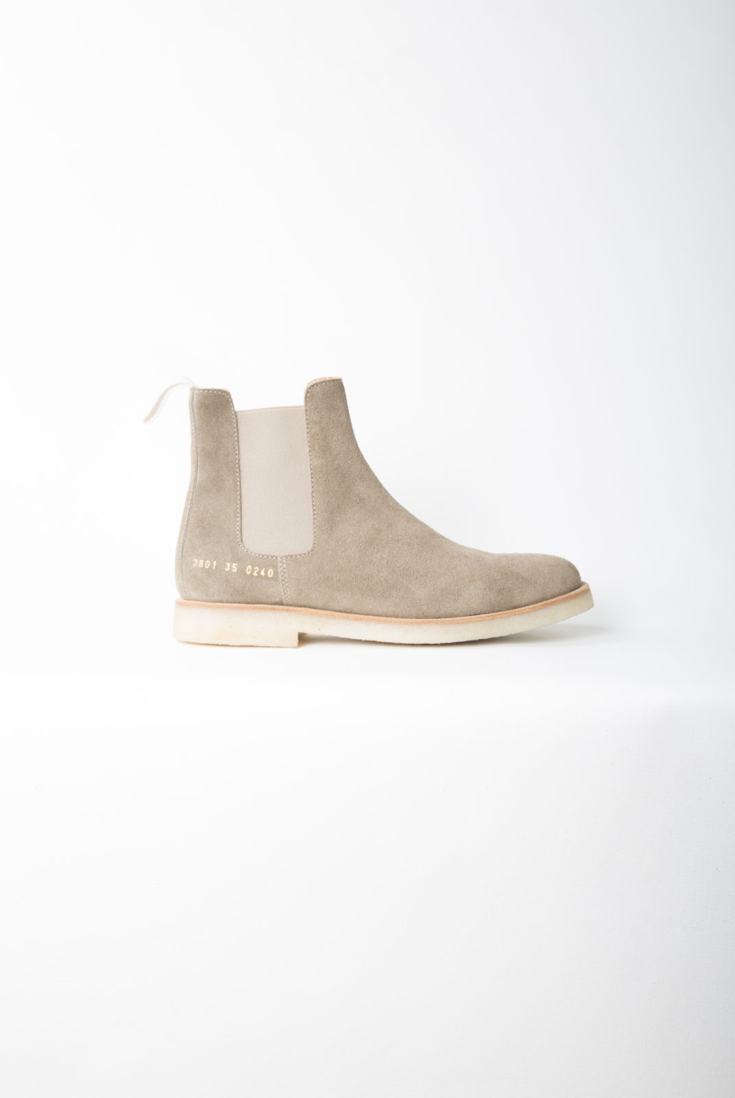 chelsea boots, tan, daim, semelle caoutchouc, signature doré, common projects