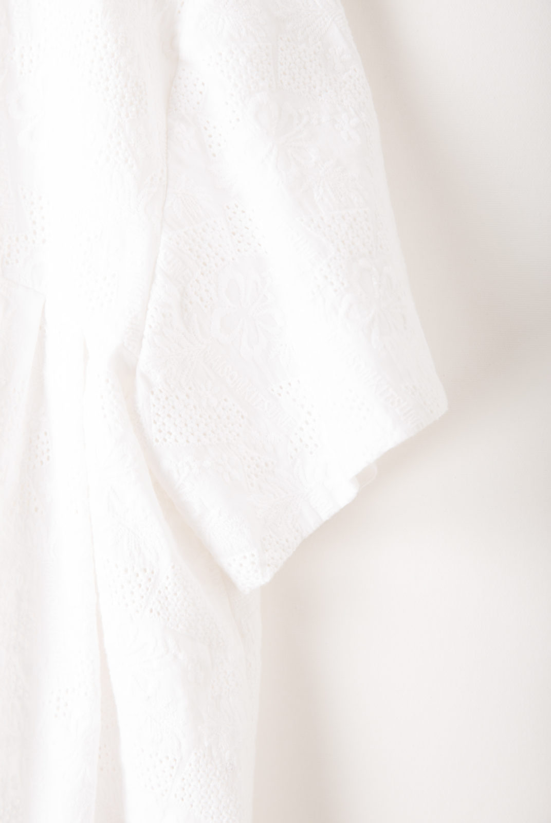 top, blanc, broderie floral, encolure arrondie, manche courte, maison kitsuné