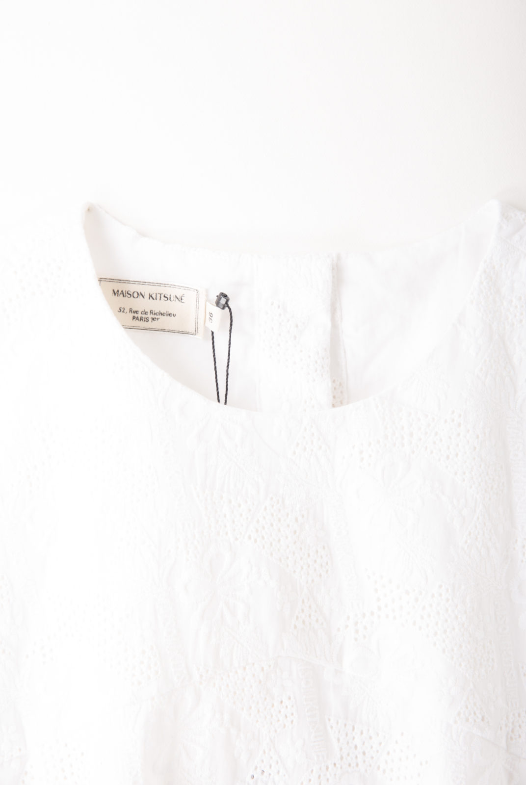 top, blanc, broderie floral, encolure arrondie, manche courte, maison kitsuné