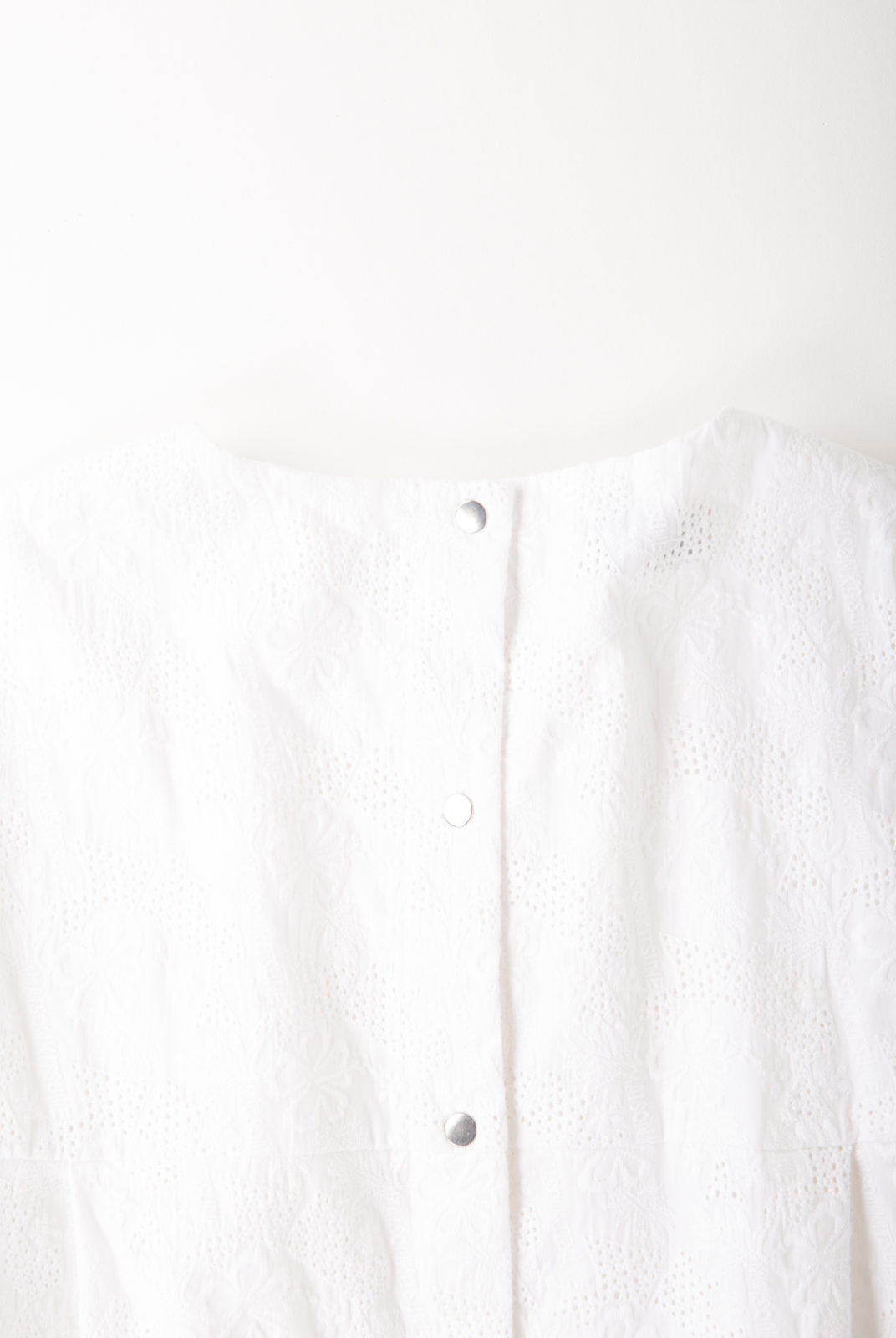 top, blanc, broderie floral, encolure arrondie, manche courte, maison kitsuné