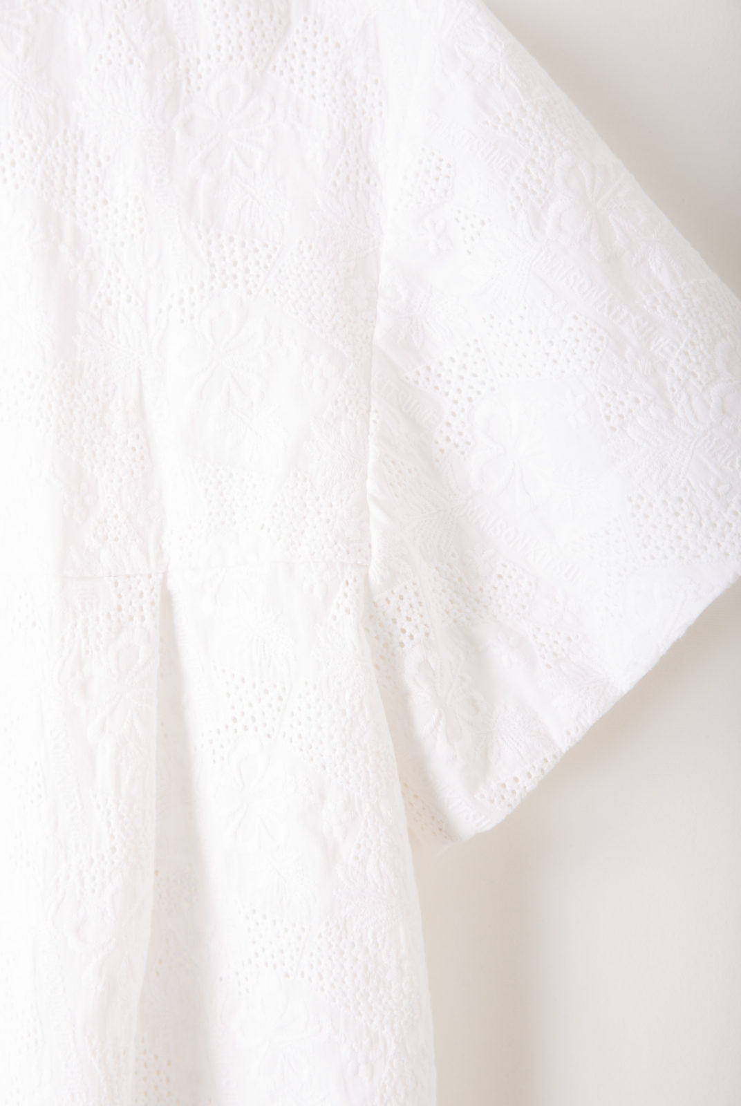 top, blanc, broderie floral, encolure arrondie, manche courte, maison kitsuné