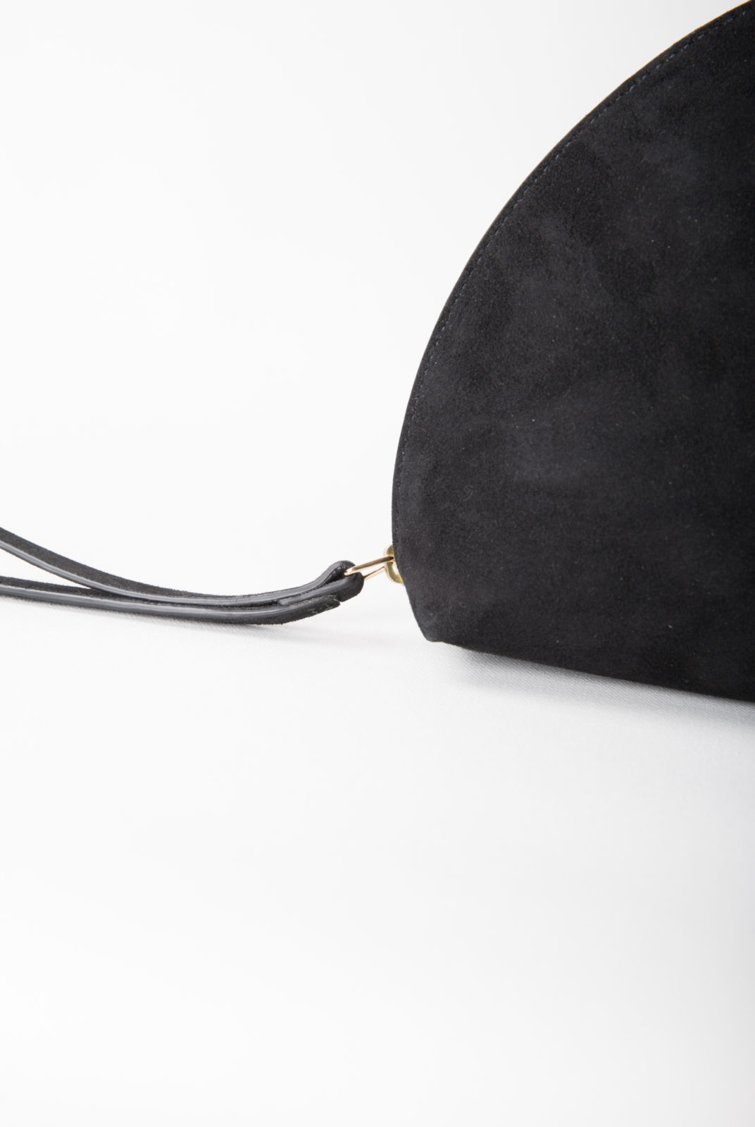 Suede Mini Moon Noir en forme de lune. Cuir de veau italien avec intérieur en cuir d'agneau souple. Fabriqué en Italie.