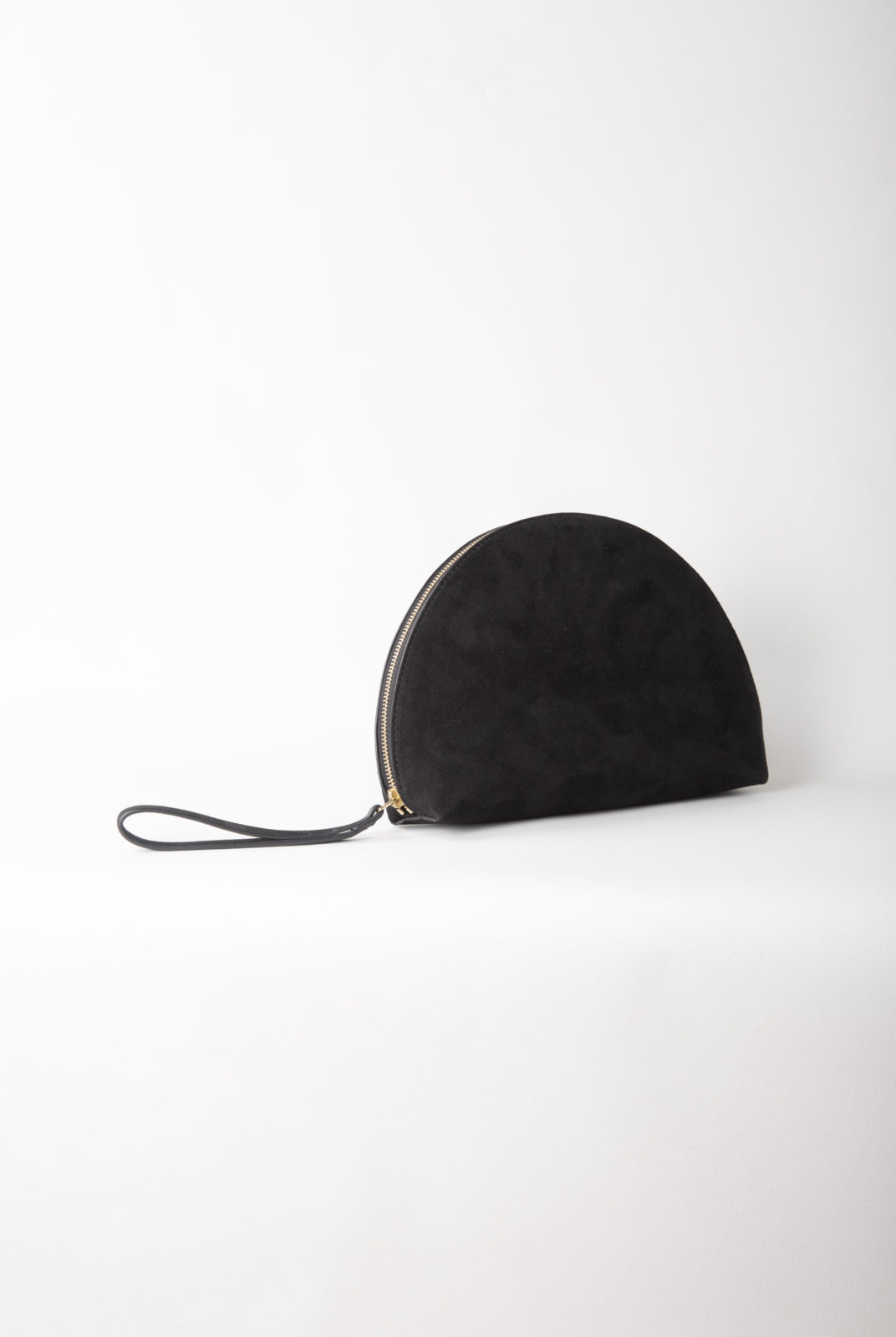 Suede Mini Moon Noir en forme de lune. Cuir de veau italien avec intérieur en cuir d'agneau souple. Fabriqué en Italie.