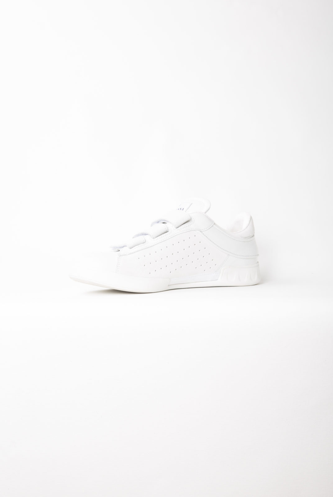 Baskets Julius blanches réalisées en cuir lisse et discrètement perforé. Elles possèdent des brides à bandes Velcro®.