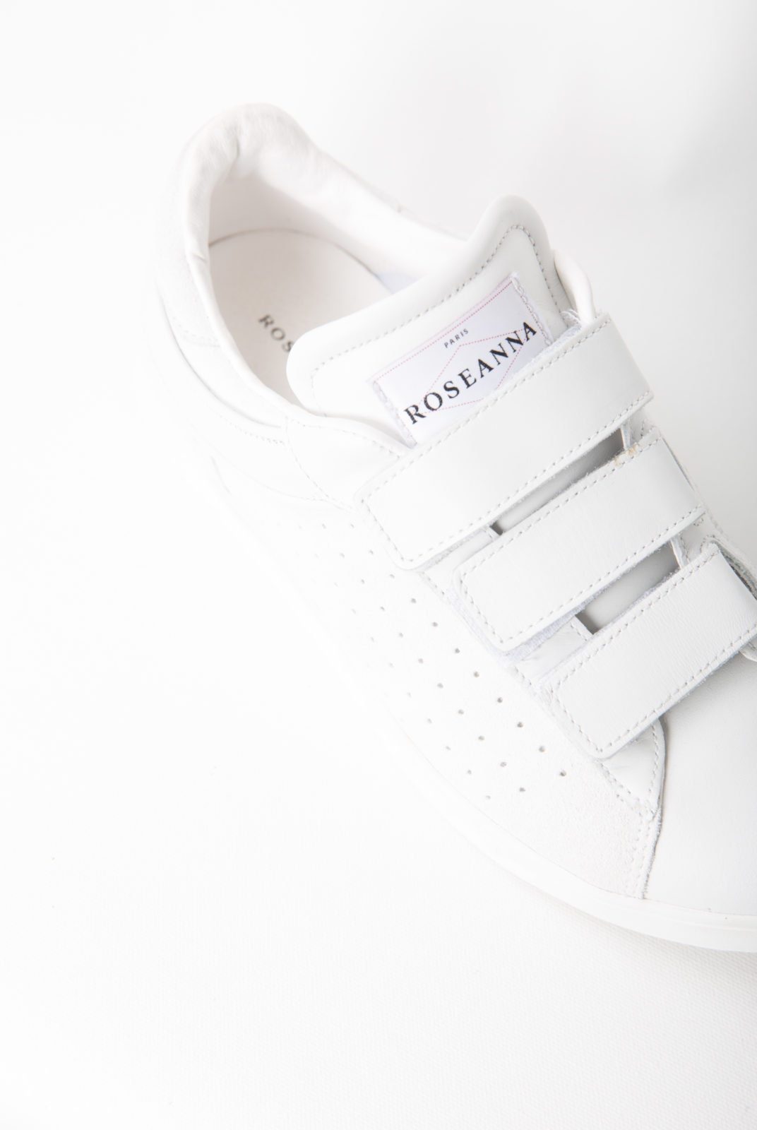 Baskets Julius blanches réalisées en cuir lisse et discrètement perforé. Elles possèdent des brides à bandes Velcro®.